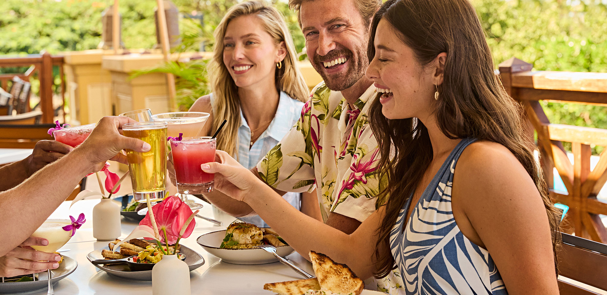 Picture of people saying cheers with drinks
